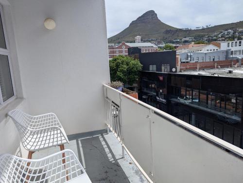 City comfort stylish Apartment with Balcony Views