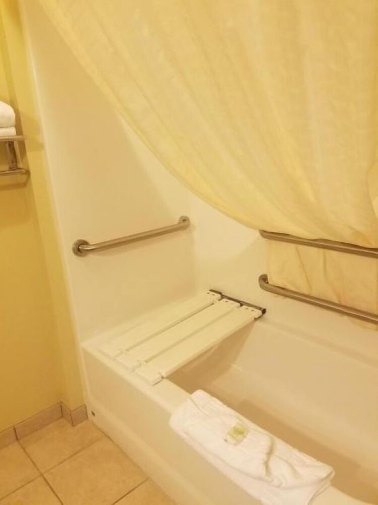 Cobblestone Inn & Suites Bottineau - photo 16