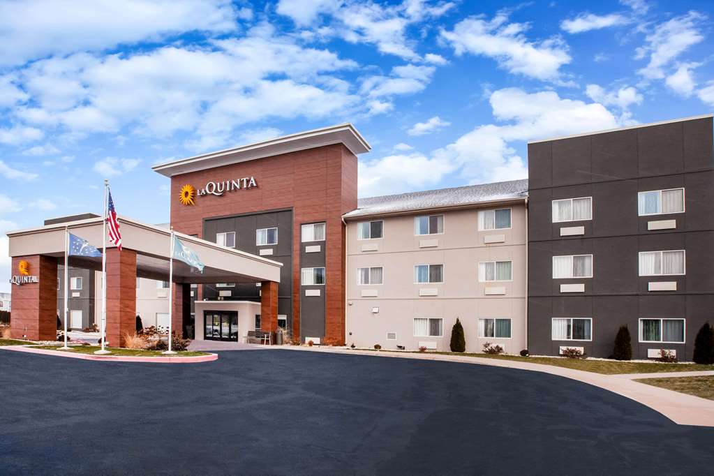 La Quinta Inn & Suites by Wyndham Elkhart - featured photo