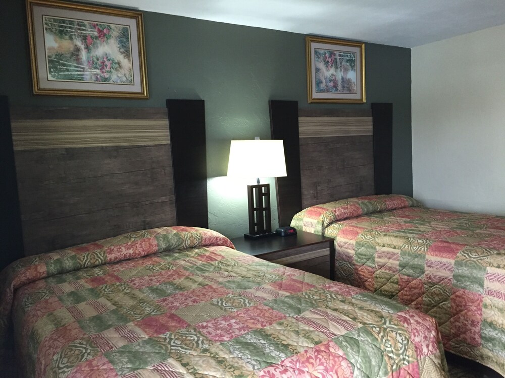 Track & Turf Motel - photo 2