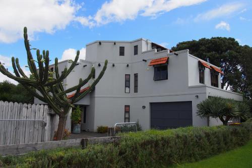 Hosts on the Coast Oasis on Ocean in Whangamata, New Zealand