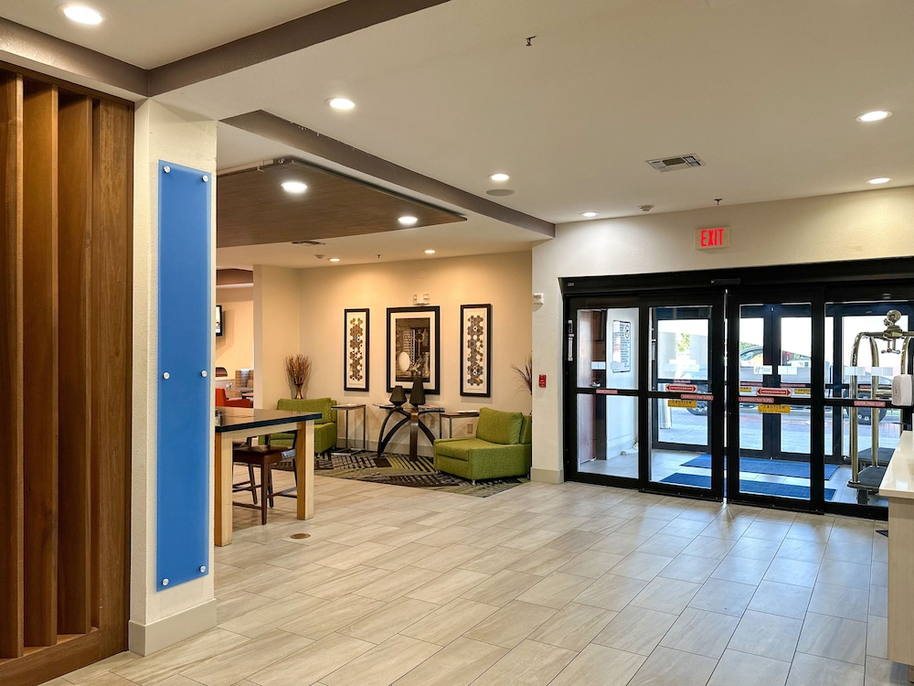 Holiday Inn Express Hotel & Suites Ennis by IHG - photo 35