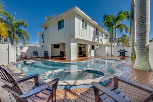 Paradise Palms all you need for your beach getaway with private pool & spa in Holmes Beach, United States
