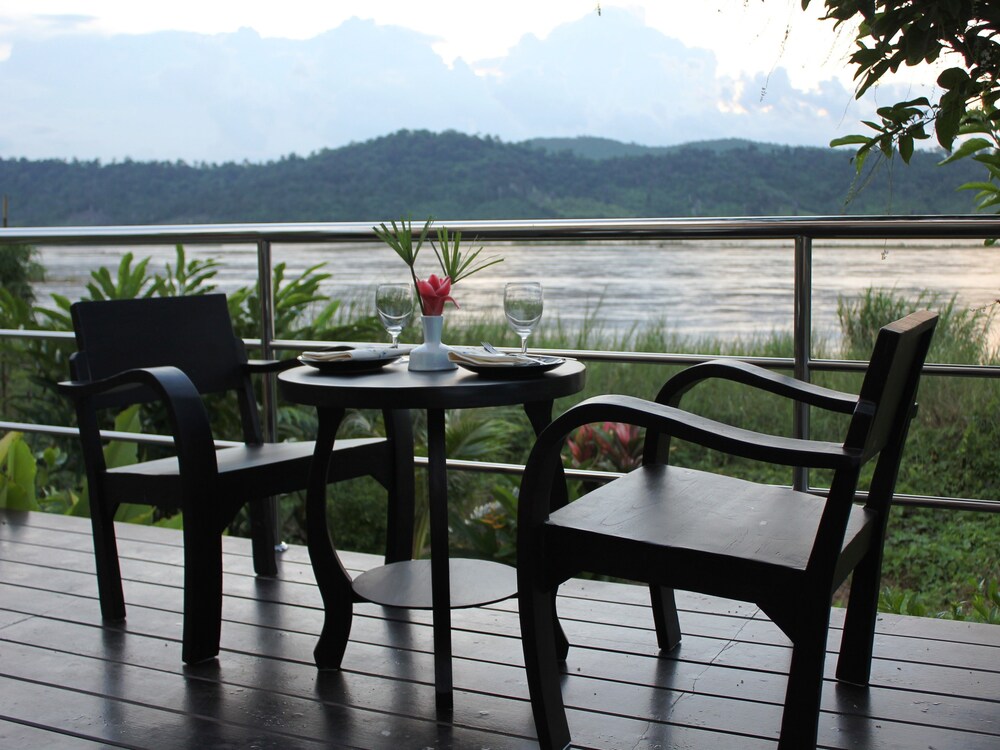 Mekong Riverside Resort Camping — Pak Chom