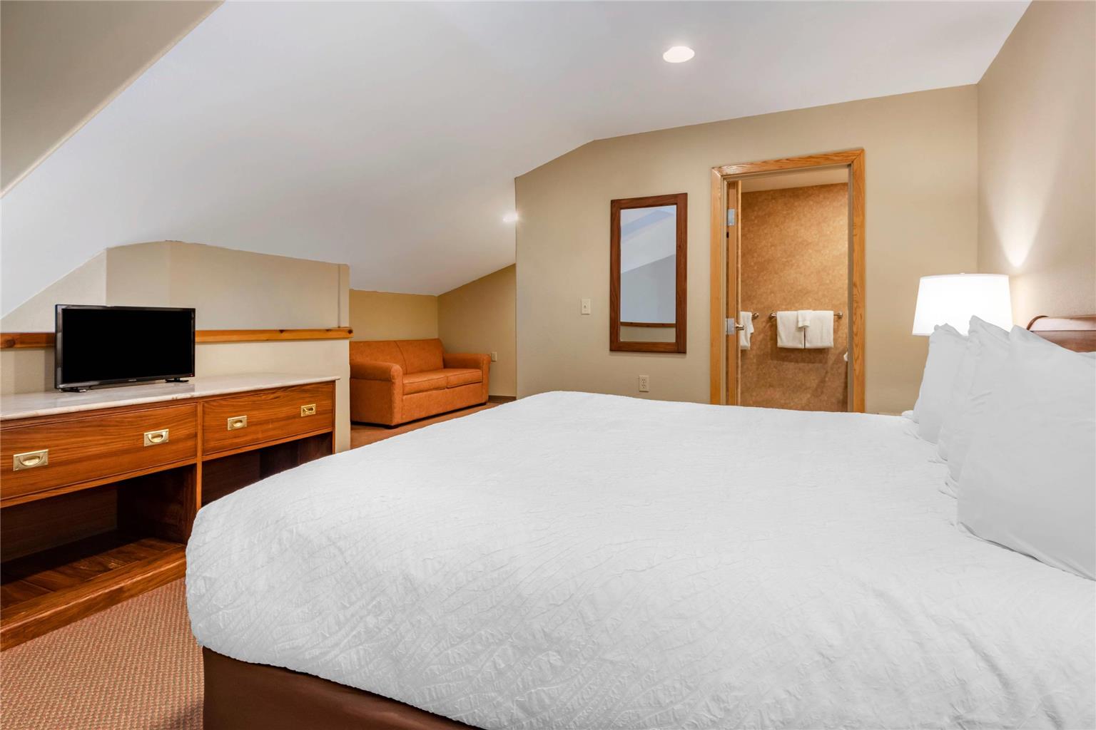Mountain Edge Suites at Sunapee an Ascend Collection Hotel - photo 23