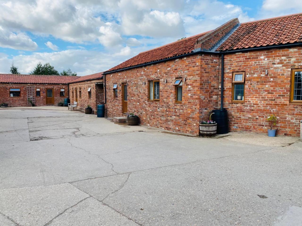 Field Farm Holiday Cottages And Glamping — hotel in Alford