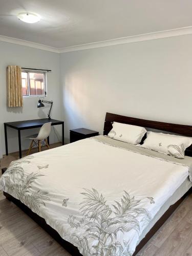 Spacious King Size Private Room Pet Friendly - carbon neutral hotel in Sydney