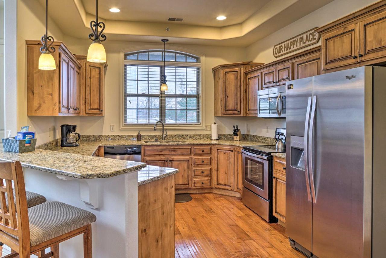 Luxe Mtn View Condo in Branson with Hot Tub Access — 4-Star Luxury Hotel in Branson, United States