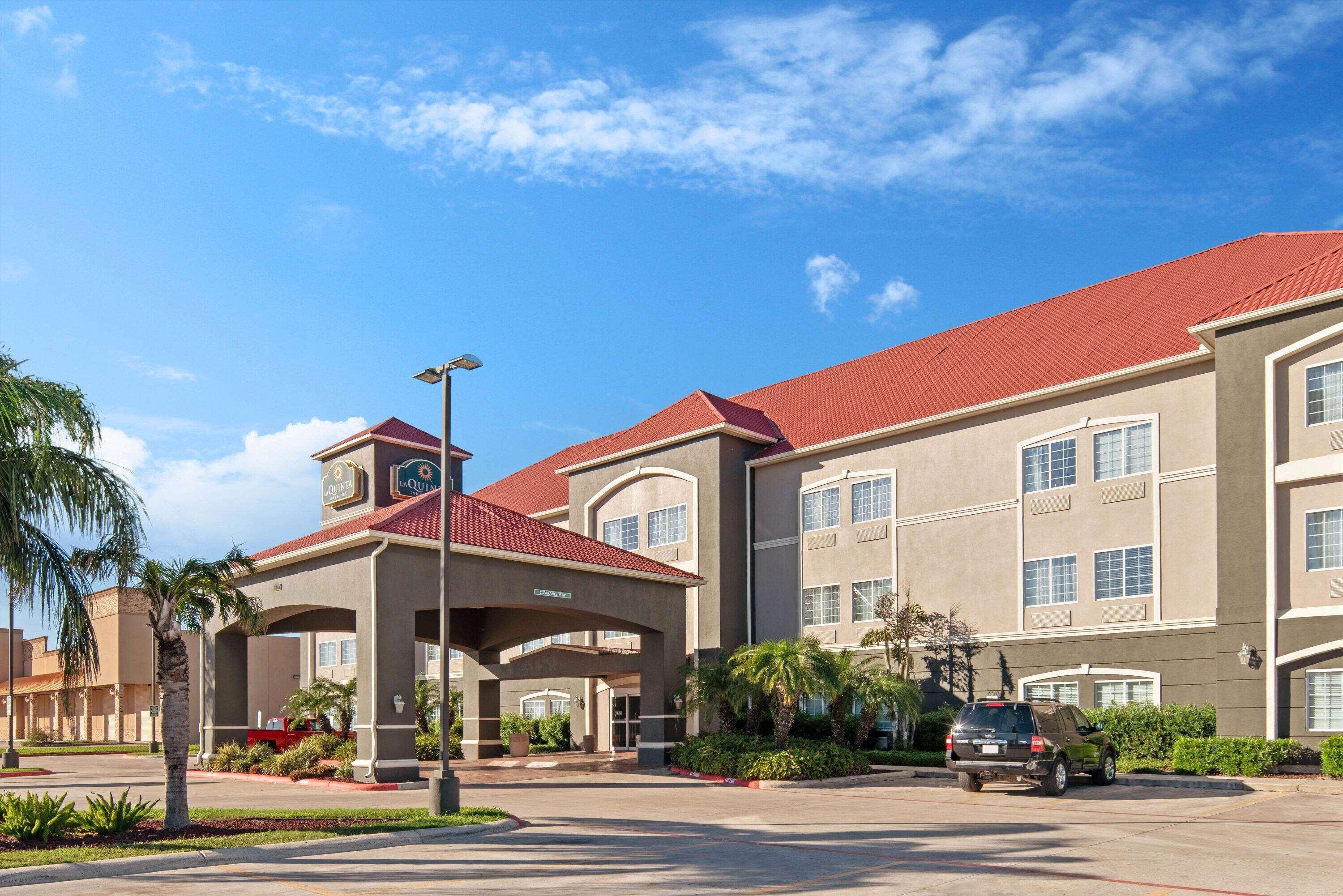 La Quinta Inn & Suites by Wyndham Mercedes Outlet Mall - photo 14