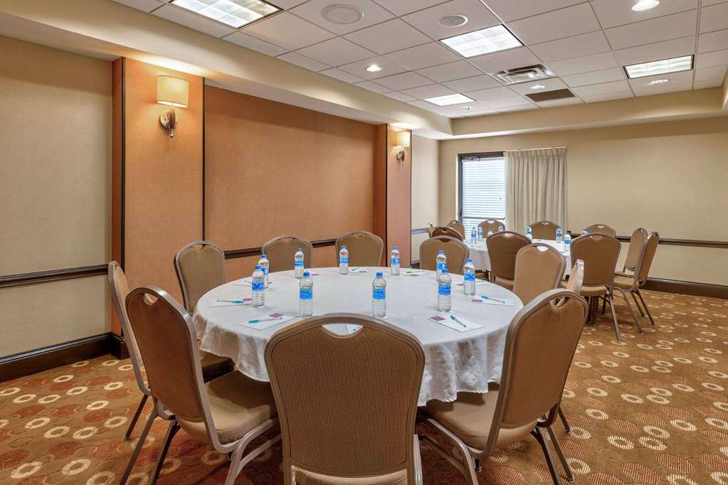 Wyndham Garden Kansas City Airport - photo 31
