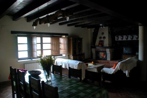 Casa Rural Aquilamas — 4-Star Luxury Hotel in Cilleros De La Bastida, Spain