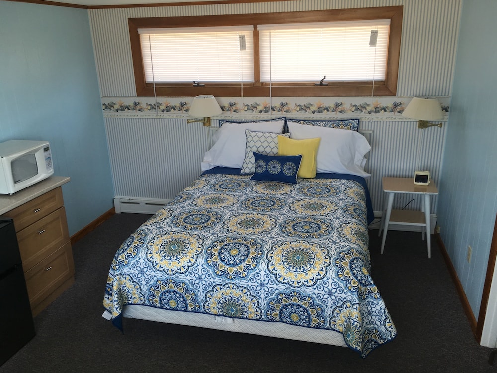 East Harbour Motel and Cottages - photo 9