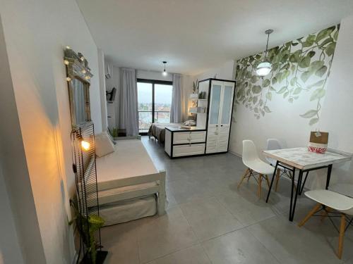 Visitá zona surCálido estudio piscina parking laundry Cercano a Ezeiza — 4-Star Luxury Hotel in Lomas De Zamora, Argentina