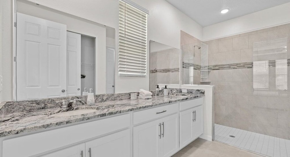 Lake View Solara Resort 6 Bed private Pool 6 Bedroom Home - photo 26