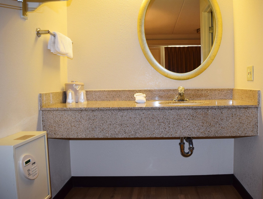 Red Roof Inn Syracuse - photo 21