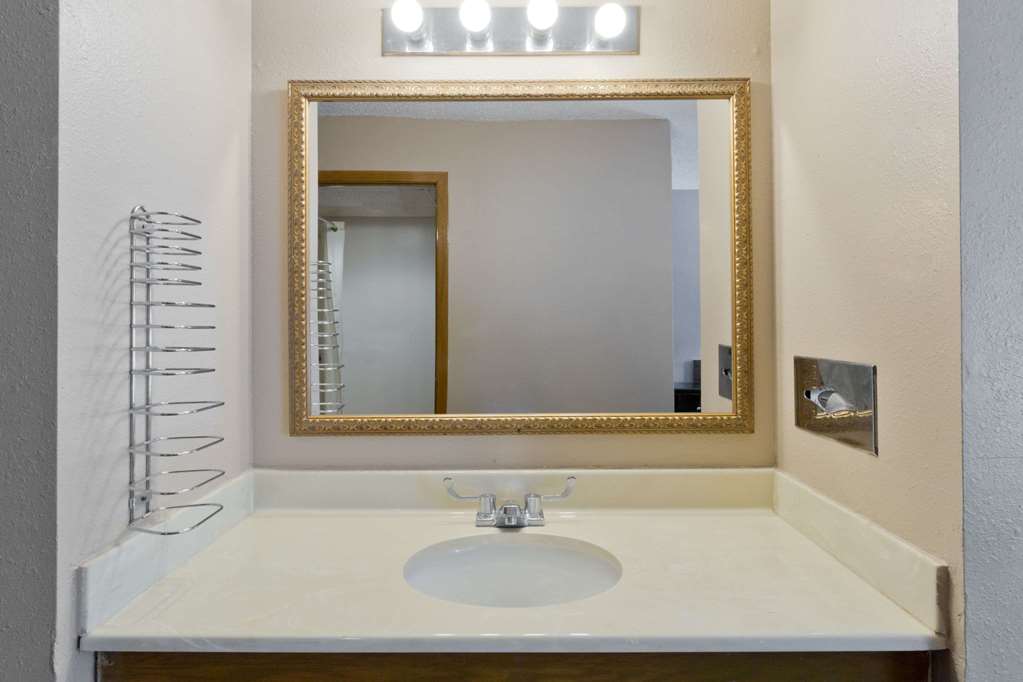 Super 8 by Wyndham Rockford I 90 Casino District - photo 11