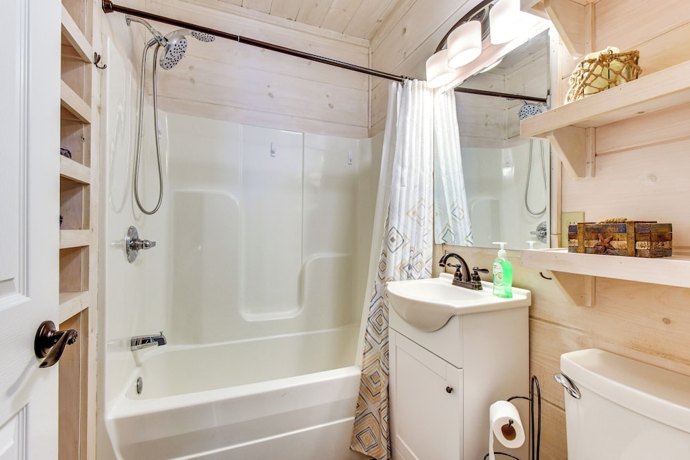 Hot Tub Dock Lakefront Luxe Six Mile Retreat — 4-Star Luxury Hotel in Salem, United States