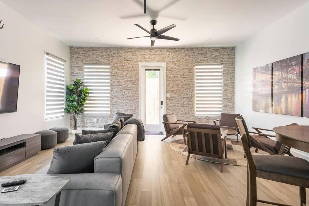 4 Bedroom 3 Bath Downtown Group Getaway Sleeps 12 Pet Friendly Private Patio Walk to Riverwalk Alamo Dome & Southtown — 4-Star Luxury Hotel in San Antonio, United States