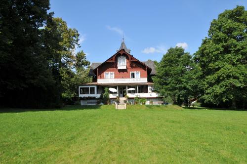 Jagdschloss Fahrenbuhl Hotel Garni — Kirchenlamitz