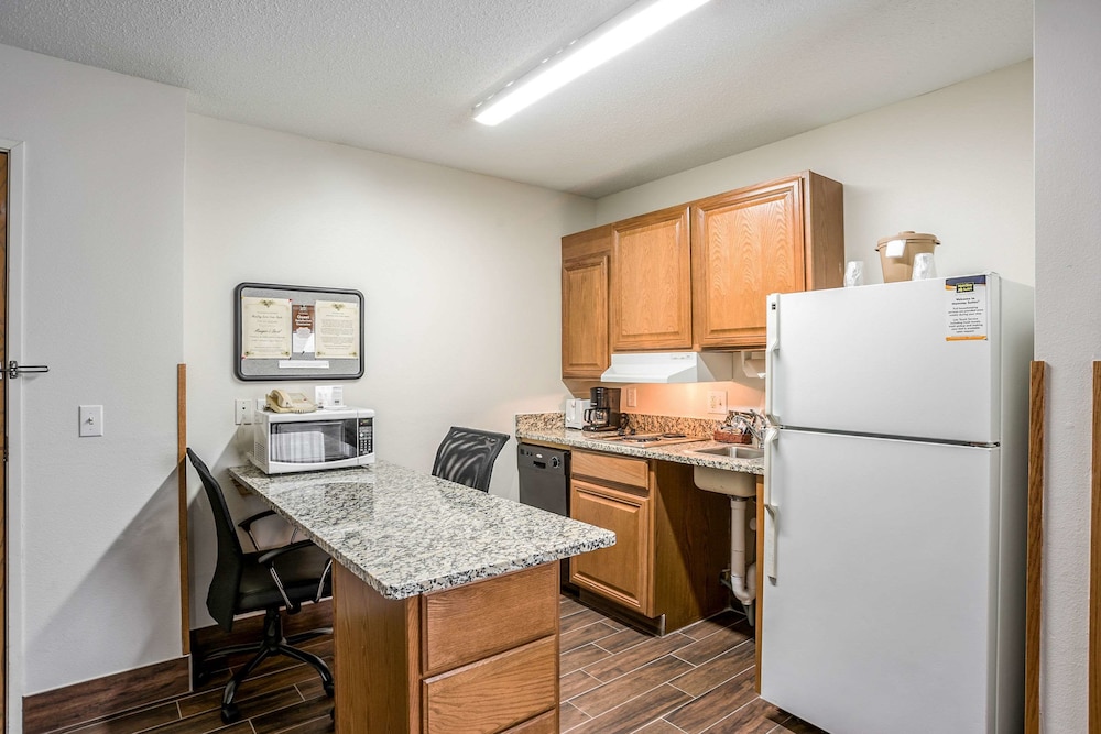 MainStay Suites Cedar Rapids North Marion - photo 12