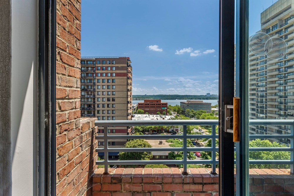 Sheraton Suites Old Town Alexandria - photo 27