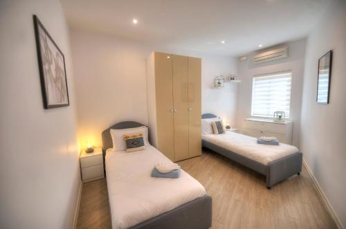Spacious 4 bedrooms with sea view balcony GOSLM 3 — 4-Star Luxury Hotel in Sliema, Malta