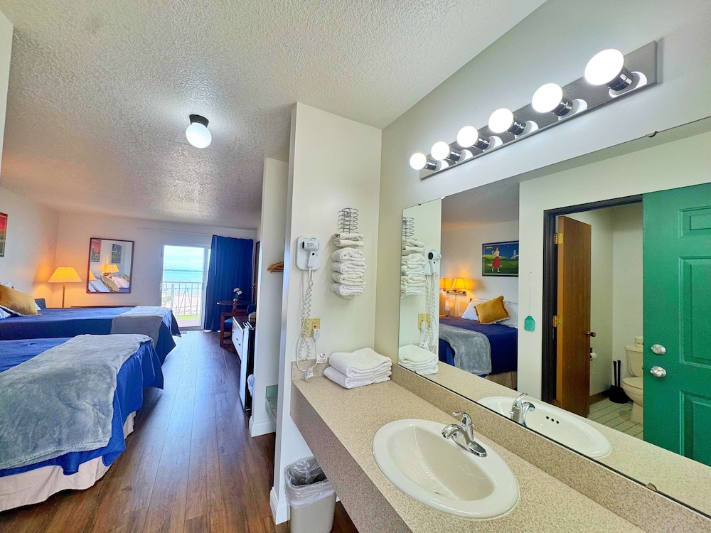 Beachcomber of Mackinaw - photo 20