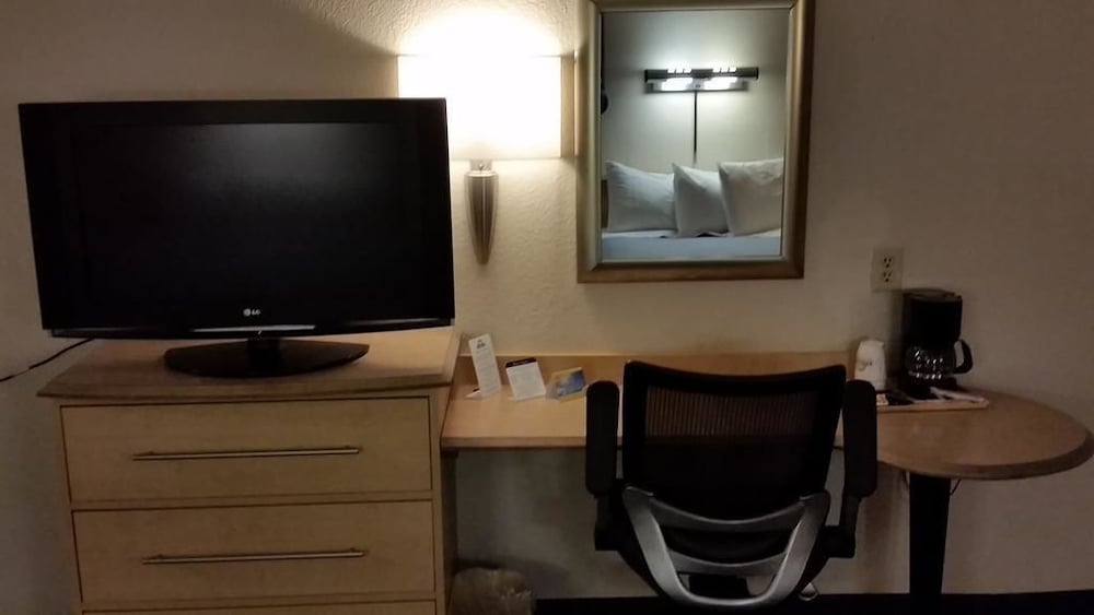 Days Inn by Wyndham Buena Park - photo 5