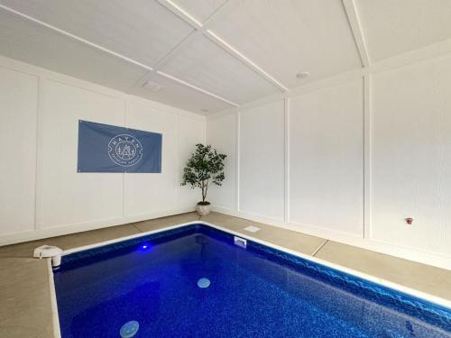 Timber Pine Lodge Indoor Pool Hot Tub — 4-Star Luxury Hotel in Pigeon Forge, United States