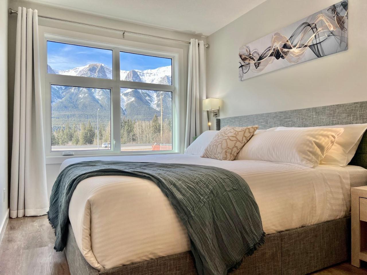 Mountain View New Luxury Condo at Banff Entrance — 4-Star Luxury Hotel in Canmore, Canada
