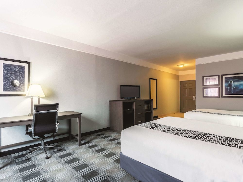 La Quinta Inn & Suites by Wyndham Houston Clear Lake NASA - photo 16