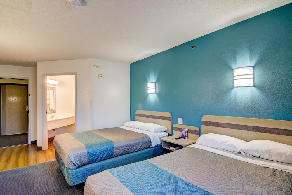 Econo Lodge Menomonie - photo 33