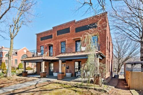 The Brick House Walk DT or U of A 3 Suites — 4-Star Luxury Hotel in Fayetteville, United States