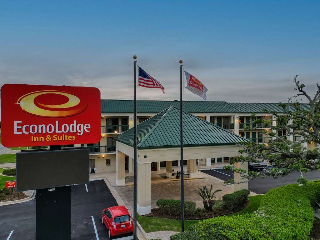 Econo Lodge Inn & Suites Foley North Gulf Shores - photo 2