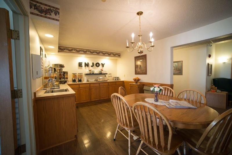 River Valley Inn & Suites - photo 27