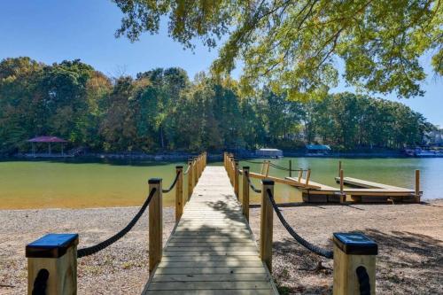 Lakefront Retreat with Dock and Pool — 4-Star Luxury Hotel in Mooresville, United States
