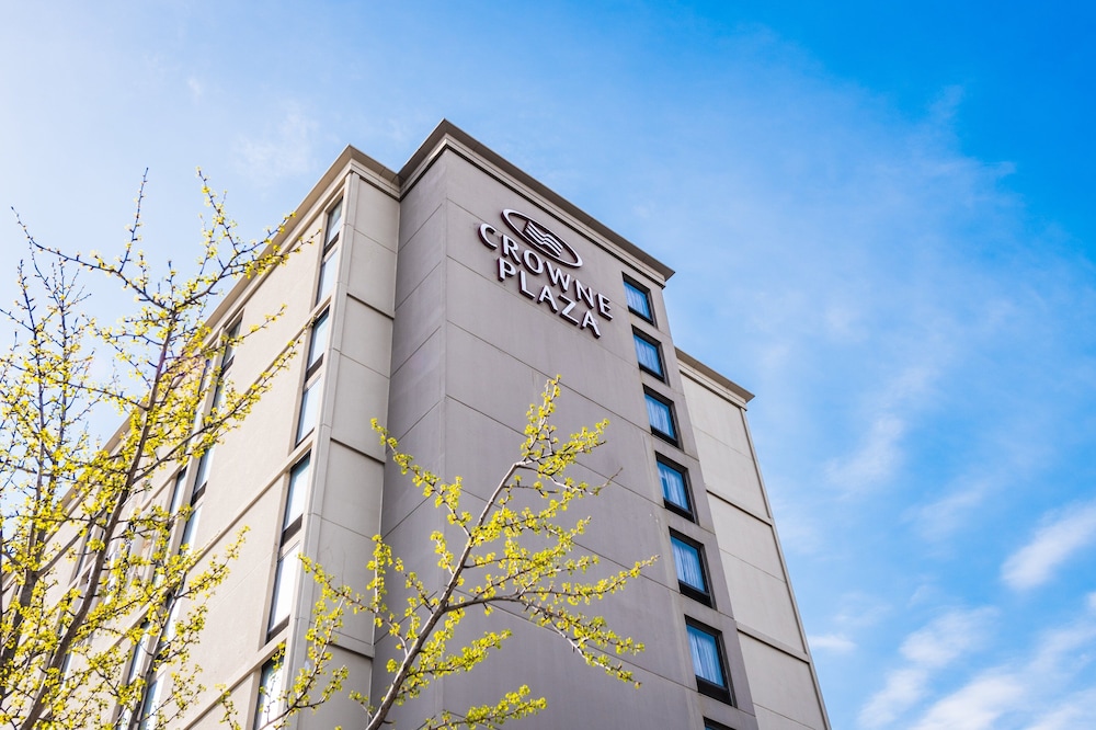 Crowne Plaza Newark Airport by IHG - carbon neutral hotel in Elizabeth