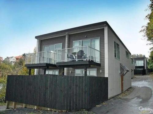 Quiet Central Dunedin Apartment & covered parking — 4-Star Luxury Hotel in Dunedin, New Zealand