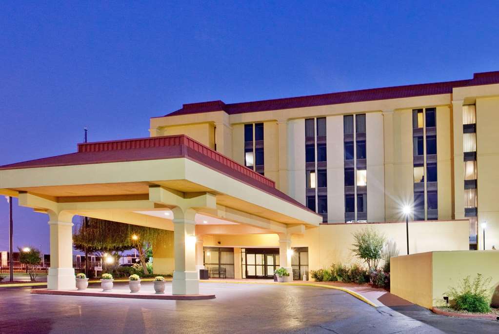 La Quinta Inn & Suites by Wyndham Memphis Airport Graceland - photo 3