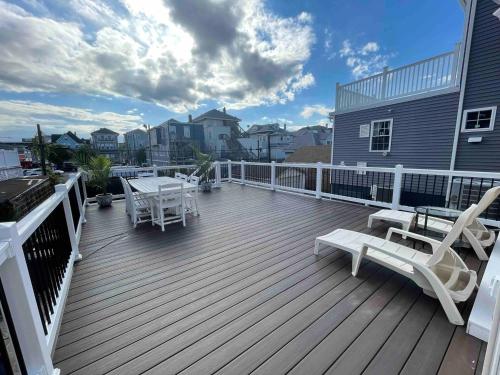 Big Deck Energy 1 block to Beach & Boardwalk in Atlantic City, United States