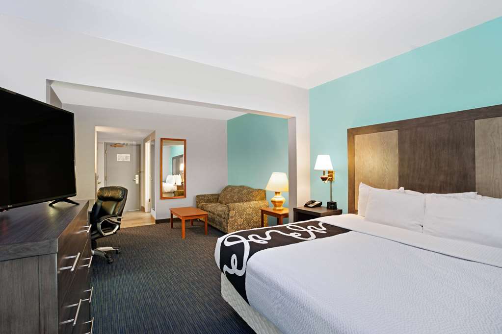 La Quinta Inn & Suites by Wyndham Omaha Airport Downtown - photo 22