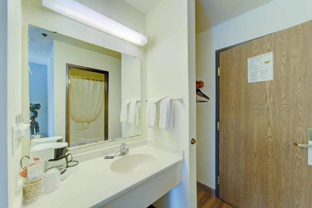 Capital O Amerihost Inn and Suites Fulton Hwy 54 MO - photo 35