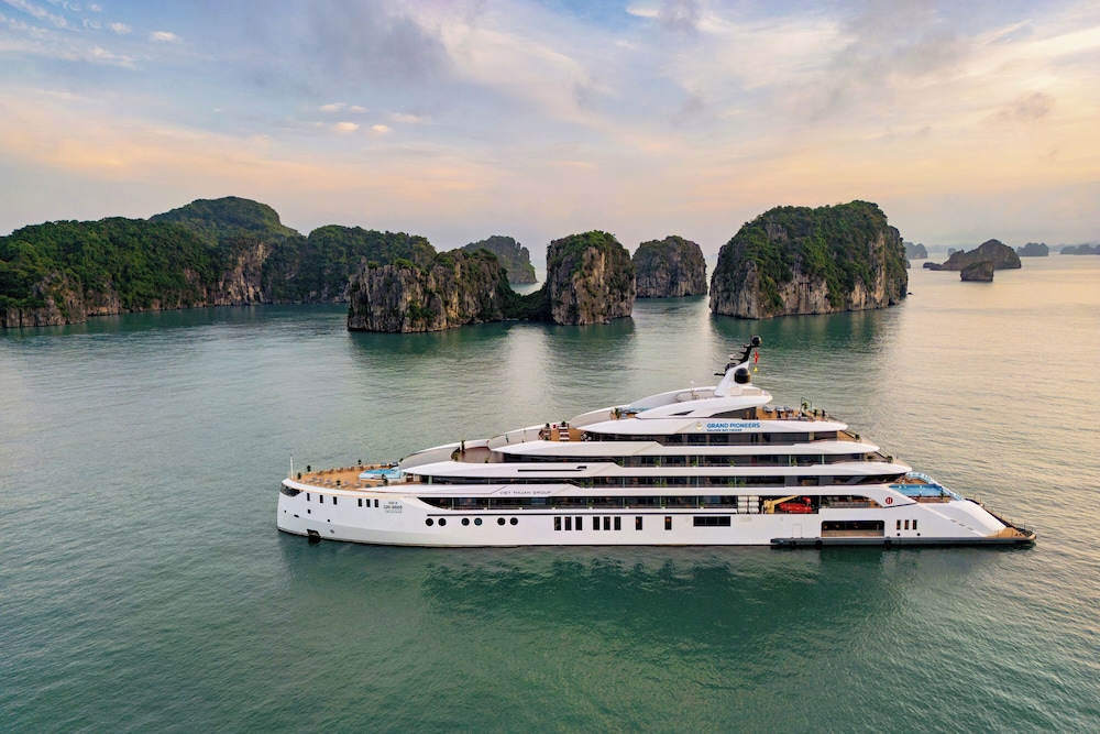 Grand Pioneers Halong Bay Cruise 2 — 5-Star Luxury Hotel in Ha Long, Vietnam