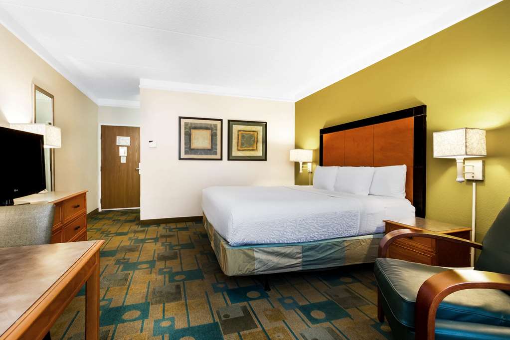 La Quinta Inn & Suites by Wyndham St. Pete Clearwater Airpt - photo 26