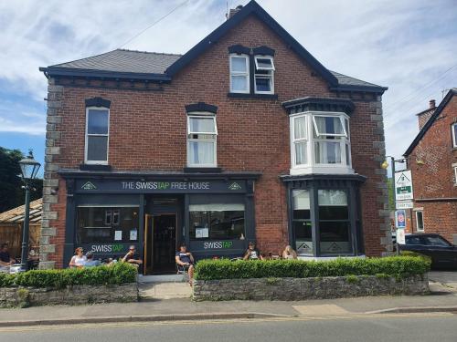 Swiss House B&B — 4-Star Luxury Hotel in Hope Valley, United Kingdom