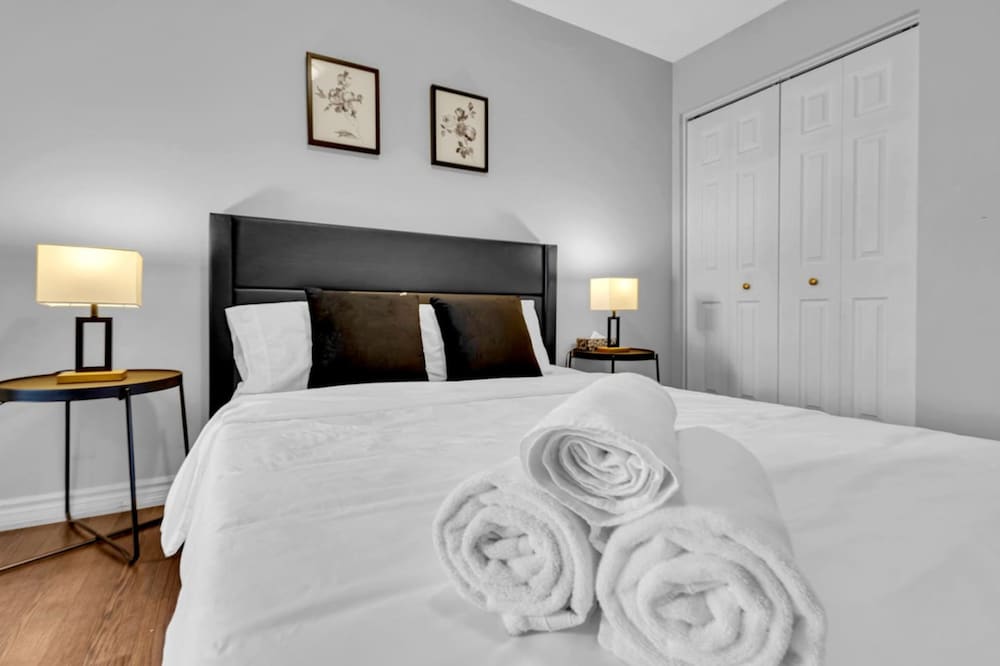 Cozy 3BR Home with Parking Near Kitchener Attractions — 4-Star Luxury Hotel in Kitchener, Canada