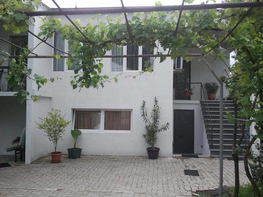 Khvamli 2002 - carbon neutral hotel in Kutaisi