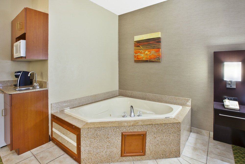 Holiday Inn Express & Suites Montpelier by IHG - photo 35
