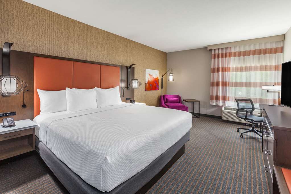 La Quinta Inn & Suites by Wyndham Houston East at Sheldon Rd - photo 19