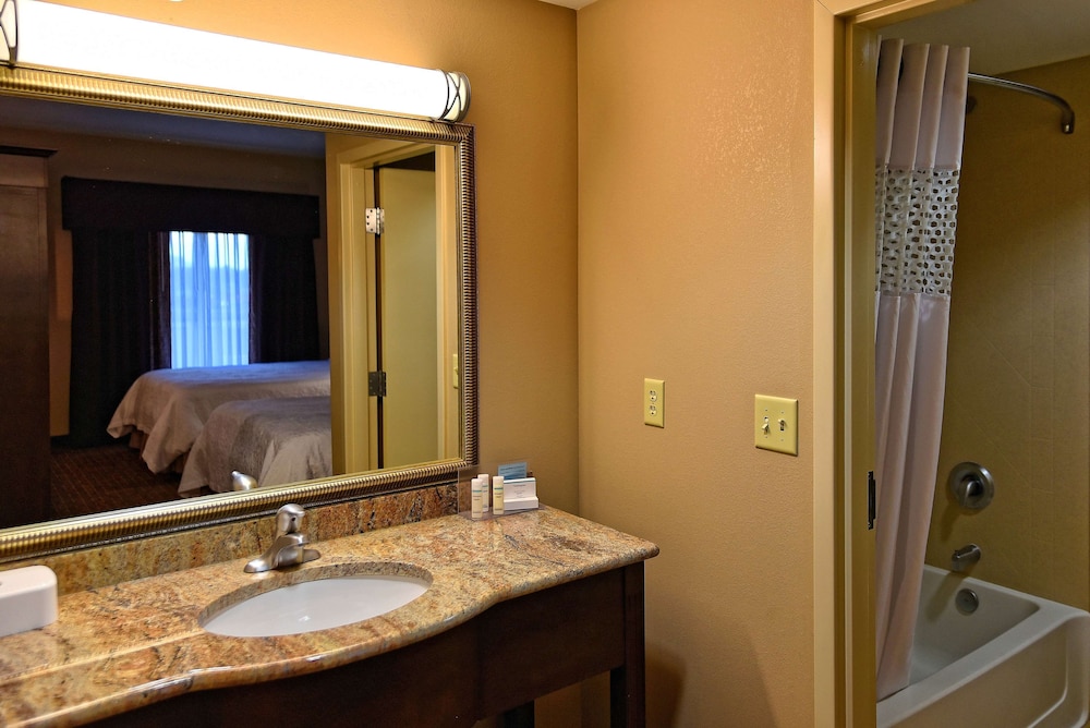 Hampton Inn Geneseo - photo 13